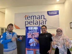Foto bersama dengan kang Rizki dan Teh Dini Di Teman Pelajar